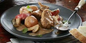 Photo de la Recette: MIJOTÉ DE PORC CRÉMEUX AUX CHAMPIGNONS ET POMMES