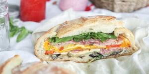 Photo de la Recette: MUFFALETTA AUX LÉGUMES GRILLÉS & CHARCUTERIES (SANDWICH À PARTAGER)