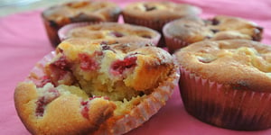 Muffins aux Framboises, aux Pistaches et au Chocolat Blanc