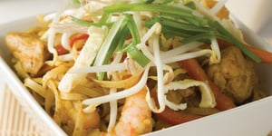 Photo de la Recette: NOUILLES SAUTÉES À LA THAÏLANDAISE, AU CARI DE POULET ET DE CREVETTES