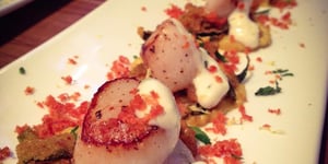 Photo de la Recette: Pétoncles Poêlées sur Purée de Maïs, Zucchini Frit et Chorizo