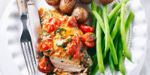Photo de la Recette: POULET AU BEURRE D’ANCHOIS ET TOMATES AU BASILIC