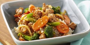 Photo de la Recette: POULET HACHÉ SÉSAME FRIT À LA CHINOISE SUR RIZ BRUN
