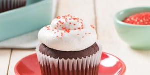 Photo de la Recette: Petits Gâteaux Velours Rouge avec Glaçage Prêt en 7 minutes