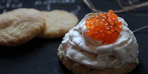 Photo de la Recette: Petits Sablés Ronds et Bons Maison de Michel et Augustin, Garnis au Saumon