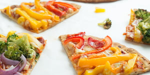 Photo de la Recette: Pizza Arc-en-ciel aux Légumes sur Pain Plat