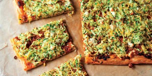 Pizza Feuilletée au Pesto de Tomates Séchées, Courgettes et Féta de Marilou