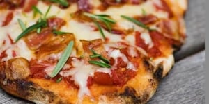 Photo de la Recette: Pizza au Bacon et au Romarin Cuite sur le Gril