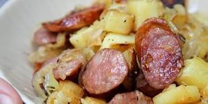 Poêlée aux Pommes de Terre et Saucisse Fumée