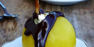 Photo de la Recette: Poires Pochées au Safran et Sauce au Chocolat