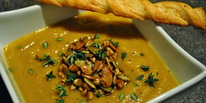 Photo de la Recette: Potage à la Courge et à la Pomme, Garniture de Graines de Citrouilles Grillée au Paprika Fumé
