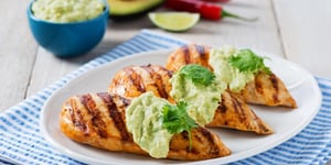 Photo de la Recette: Poulet Grillé au Chili et à la Lime Garni de Sauce à L’avocat et au Yogourt