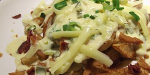 Photo de la Recette: Poutine au Vieux Cheddar et aux Lardons Sauce Dijonnaise