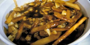 Photo de la Recette: Poutine de Patates Douces, Sauce à la Mangue et Melon d'eau