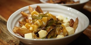 Poutine festive, au poivron et au Saint-Paulin