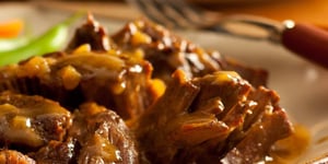 Photo de la Recette: RÔTI DE PALETTE AU CHEDDAR AU PORTO ET OIGNONS CARAMÉLISÉS