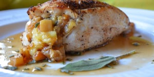 Photo de la Recette: Poitrines de Poulet aux Pommes et au Brie