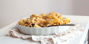 Photo de la Recette: Rigatonis au Fromage, Prosciutto, Poire & Yogourt Grec