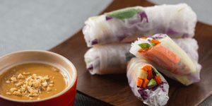 Rouleaux de Printemps et Sauce à la Noix de Coco et aux Arachides
