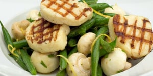 SALADE DE CHAMPIGNONS, HARICOTS ET HALOUMI