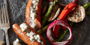 Photo de la Recette: SAUCISSES GRILLÉES FARCIES AU RÉBELLION 1837 SUR SALADE DE LÉGUMES GRILLÉS