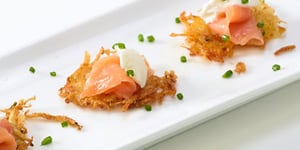 Photo de la Recette: SAUMON FUMÉ SUR LATKES AU MONT ST-BENOÎT