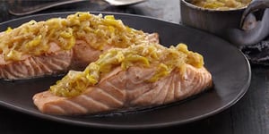 Photo de la Recette: SAUMON GRILLÉ GLACÉ AUX POMMES ET AUX POIREAUX