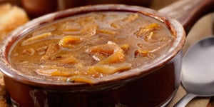 Photo de la Recette: SOUPE À L’OIGNON AU « PULLED BEEF »