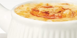 Photo de la Recette: SOUPE À L’OIGNON GRATINÉE AU FROMAGE LE MAMIROLLE
