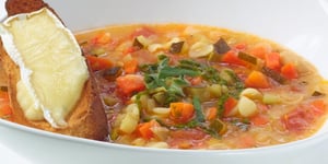 SOUPE AU PISTOU, CROÛTON DE PAIN GRILLÉ AU FLEURMIER DE CHARLEVOIX
