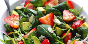 Photo de la Recette: Salade D’épinards et de Fraises…Vinaigrette au Pavot