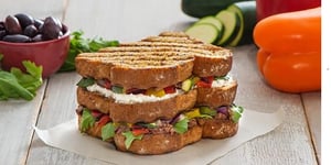 Sandwich aux Légumes Grillés à Trois Étages