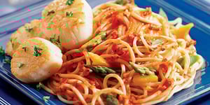 Spaghettinis aux Pétoncles avec Sauce Pesto aux Tomates