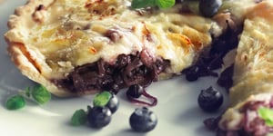 Photo de la Recette: TARTE AUX OIGNONS ROUGES, AUX BLEUETS ET AU BENEDICTUS