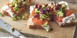 Photo de la Recette: TOASTS DE SAUMON FUMÉ, AVOCAT, BETTERAVES & CRÈME FOUETTÉE