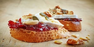 Toasts Apéritifs au Brie, Confiture D’airelles et Graines