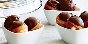 Photo de la Recette: Trous de Beignes Fourrés et Garnis de Chocolat