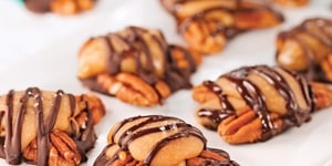 Photo de la Recette: Turtles au Chocolat Noir et Caramel Salé