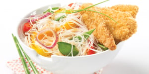 Photo de la Recette: VERMICELLE DE RIZ À LA THAÏ ET LANIÈRES DE POITRINE POULET PANÉES CROUSTILLANTES SANS GLUTEN