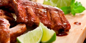 Photo de la Recette: Côtes Levées Sauce Barbecue Maison et Salade Fraîcheur
