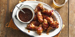 Photo de la Recette: Ailes de Poulet Enroulées au Bacon avec sauce Bourbon Barbecue