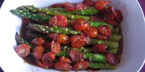 ASPERGES ET TOMATES RÔTIES