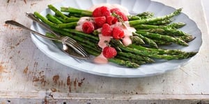 Photo de la Recette: Asperges Grillées et Vinaigrette Crémeuse aux Framboises et à la Moutarde de Dijon