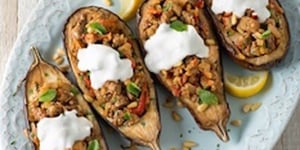 Photo de la Recette: AUBERGINES FARCIES AVEC UNE SAUCE À LA FETA ET AU KÉFIR