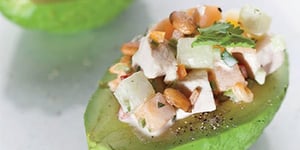 Photo de la Recette: AVOCAT FARCI AU POULET, AU CANTALOUP ET AUX NOIX DE PIN