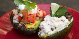 Photo de la Recette: AVOCATS FARÇIS SUR LE BBQ