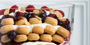 BAGATELLE AU YOGOURT À LA VANILLE ET AUX PETITS FRUITS