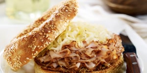 Photo de la Recette: BAGEL À LA DINDE FORÊT NOIRE, CHOUCROUTE ET MOUTARDE À L'ANCIENNE