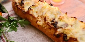 Photo de la Recette: Baguette Festive Gratinée aux Poireaux et Canneberges