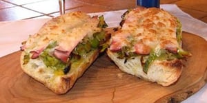 Photo de la Recette: Baguette Gratinée au Jambon Fromage et Poireaux